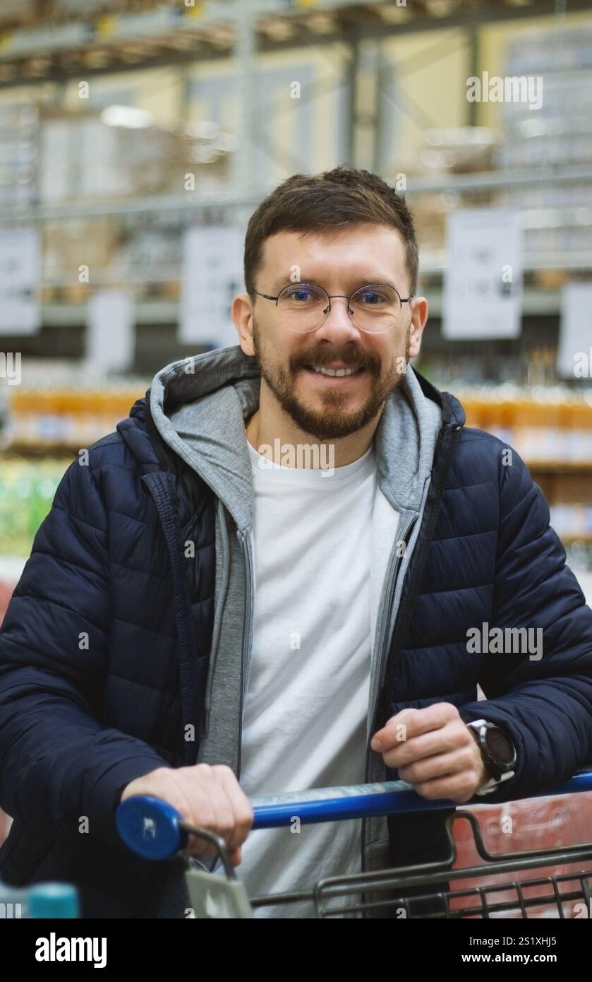 Un homme faisant du shopping dans un supermarché Banque D'Images