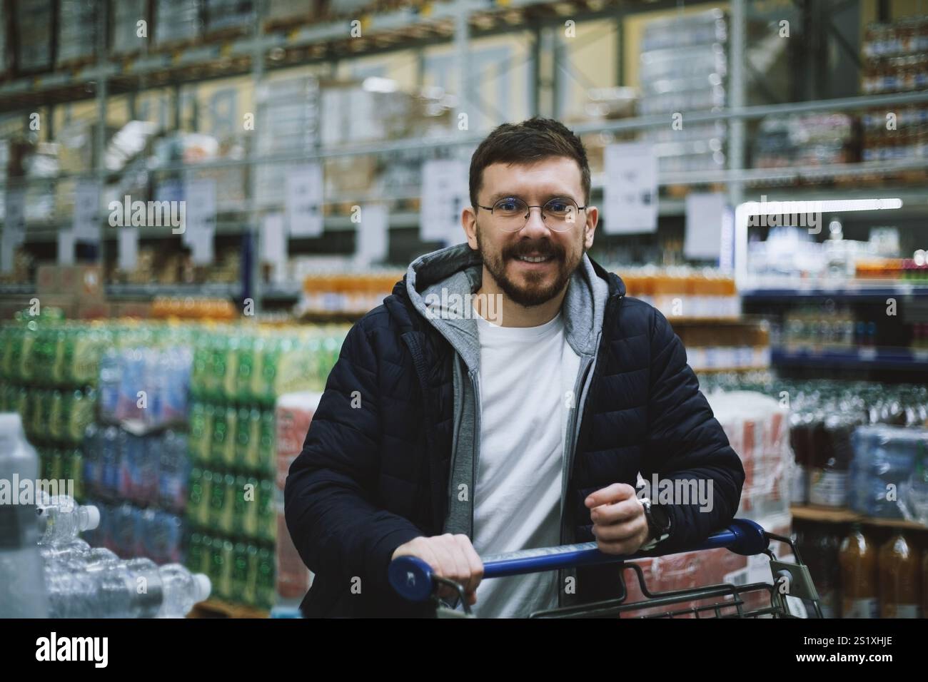 Un homme faisant du shopping dans un supermarché Banque D'Images