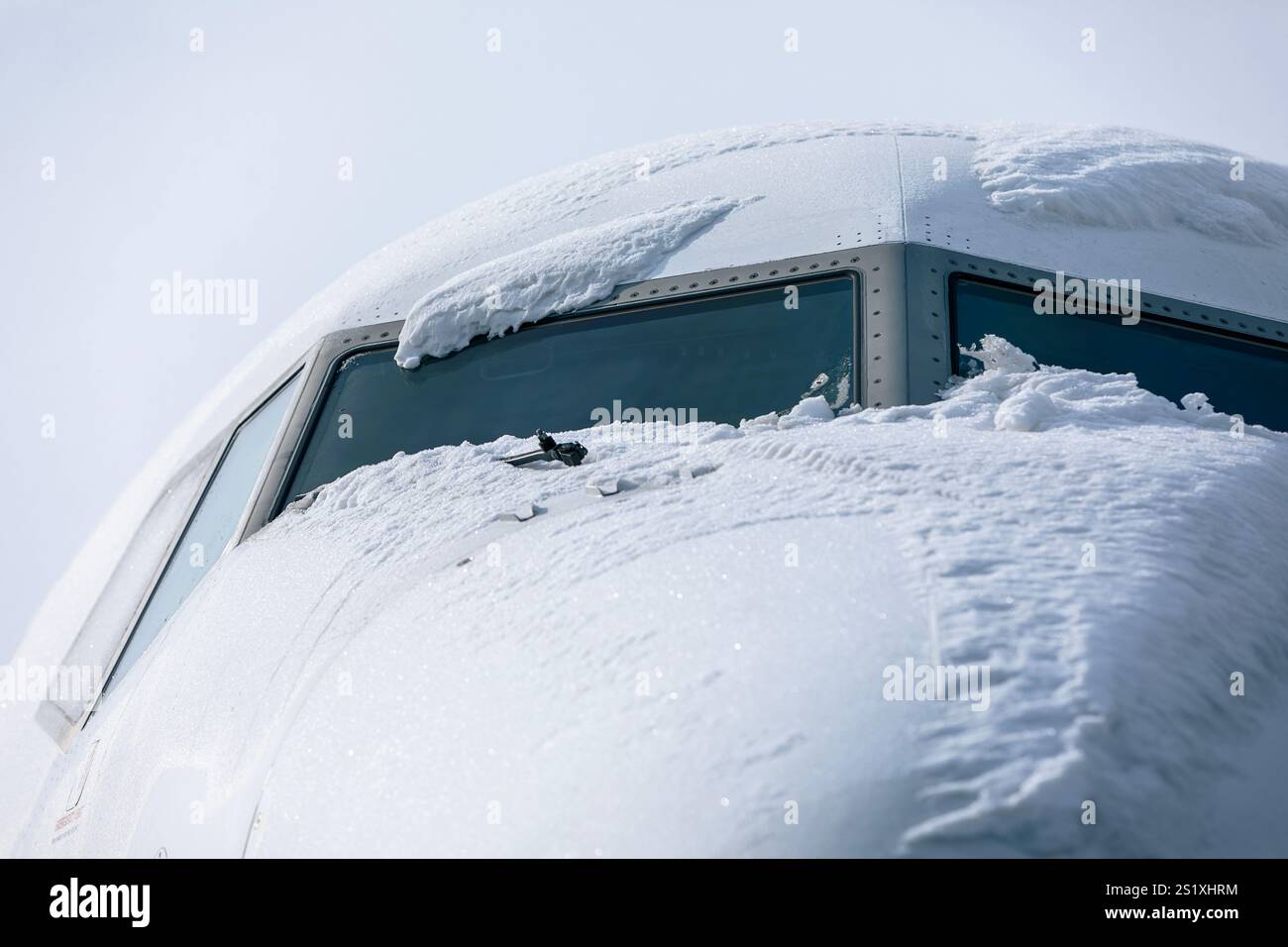 Cockpit recouvert de neige d'un avion de passagers avant le dégivrage. Journée d'hiver à l'aéroport. Banque D'Images