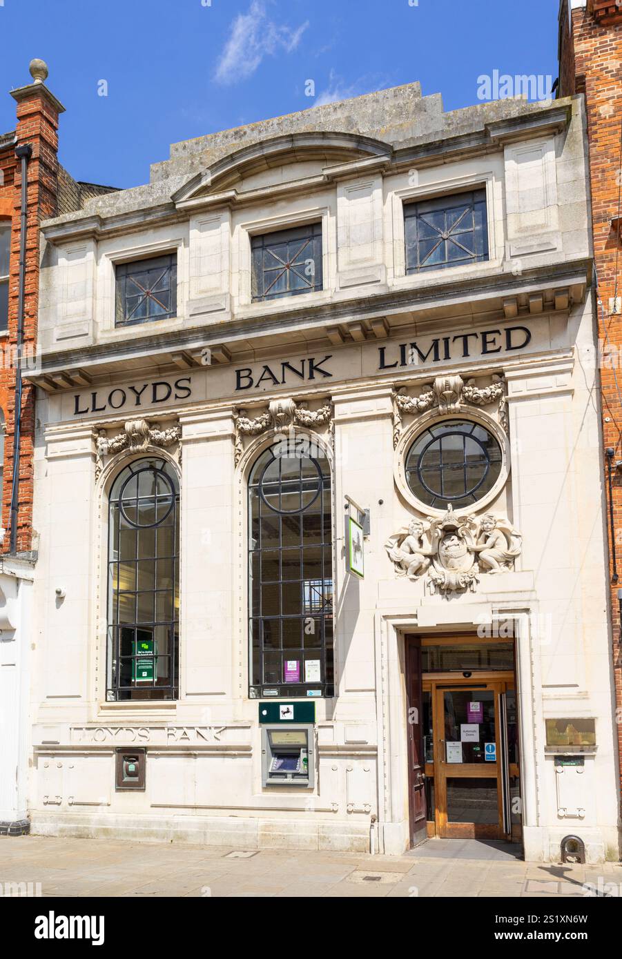 Façade de banque Lloyds ancien détail architectural d'un bâtiment de banque avant à St Ives une ville médiévale St Ives Cambridgeshire Angleterre UK GB Europe Banque D'Images