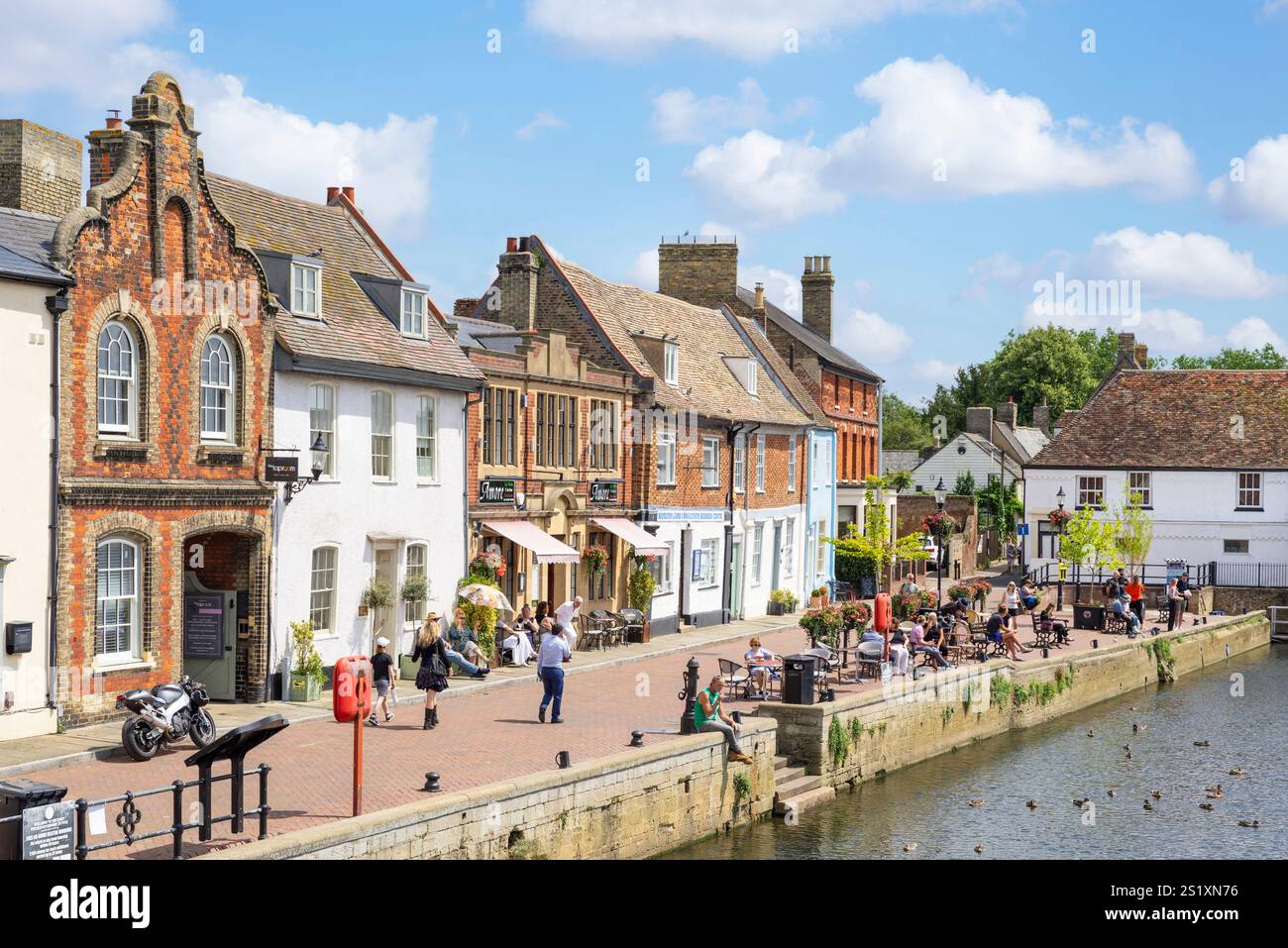 St Ives The Quay boutiques et restaurants sur le quai à St Ives une ville médiévale de marché Quayside St Ives Cambridgeshire Angleterre UK GB Europe Banque D'Images
