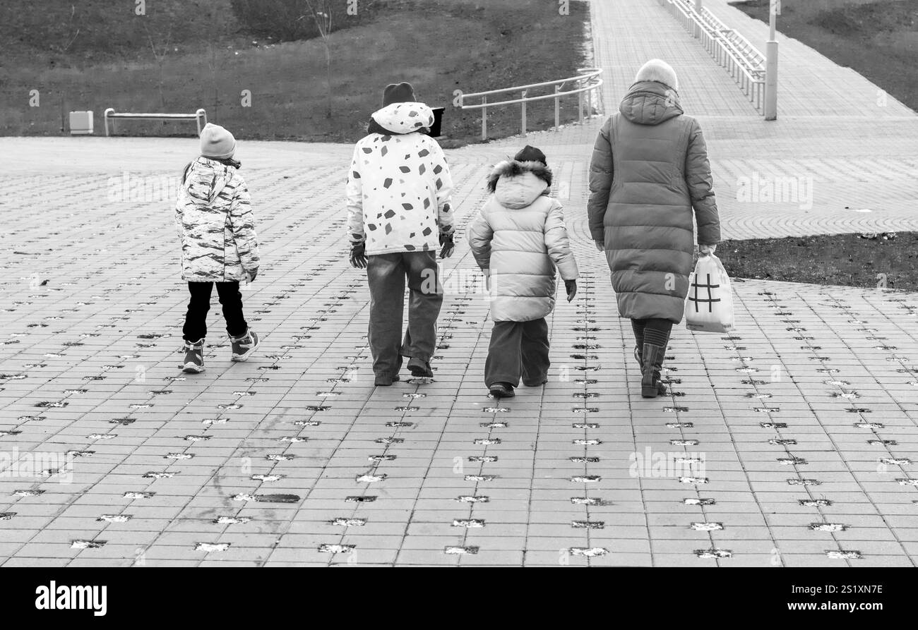 Balades en famille dans le parc d'hiver Banque D'Images