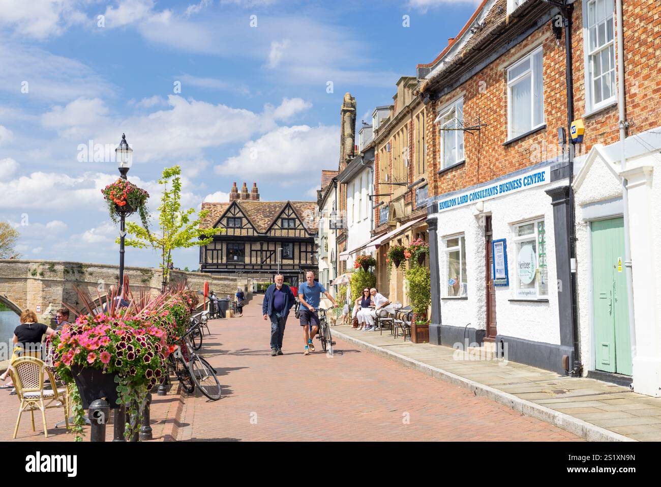 St Ives The Quay avec Amore un restaurant italien avec des dîners à l'extérieur à St Ives une ville médiévale de marché Cambridgeshire Angleterre GB Europe Banque D'Images