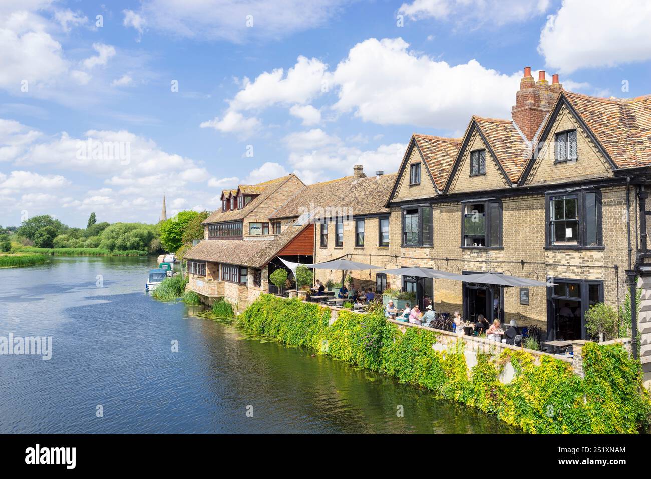 St Ives le café River Terrace à côté de la rivière Great Ouse à St Ives une ville médiévale St Ives Cambridgeshire Angleterre UK GB Europe Banque D'Images