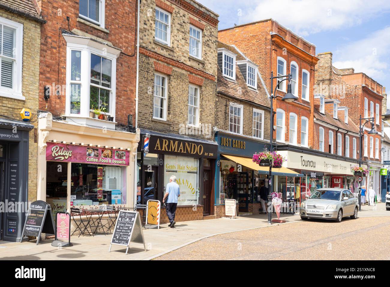 St Ives Bridge Street avec Armando Barbers magasins cafés et Townrow grand magasin dans la ville médiévale de marché Cambridgeshire Angleterre UK GB Europe Banque D'Images