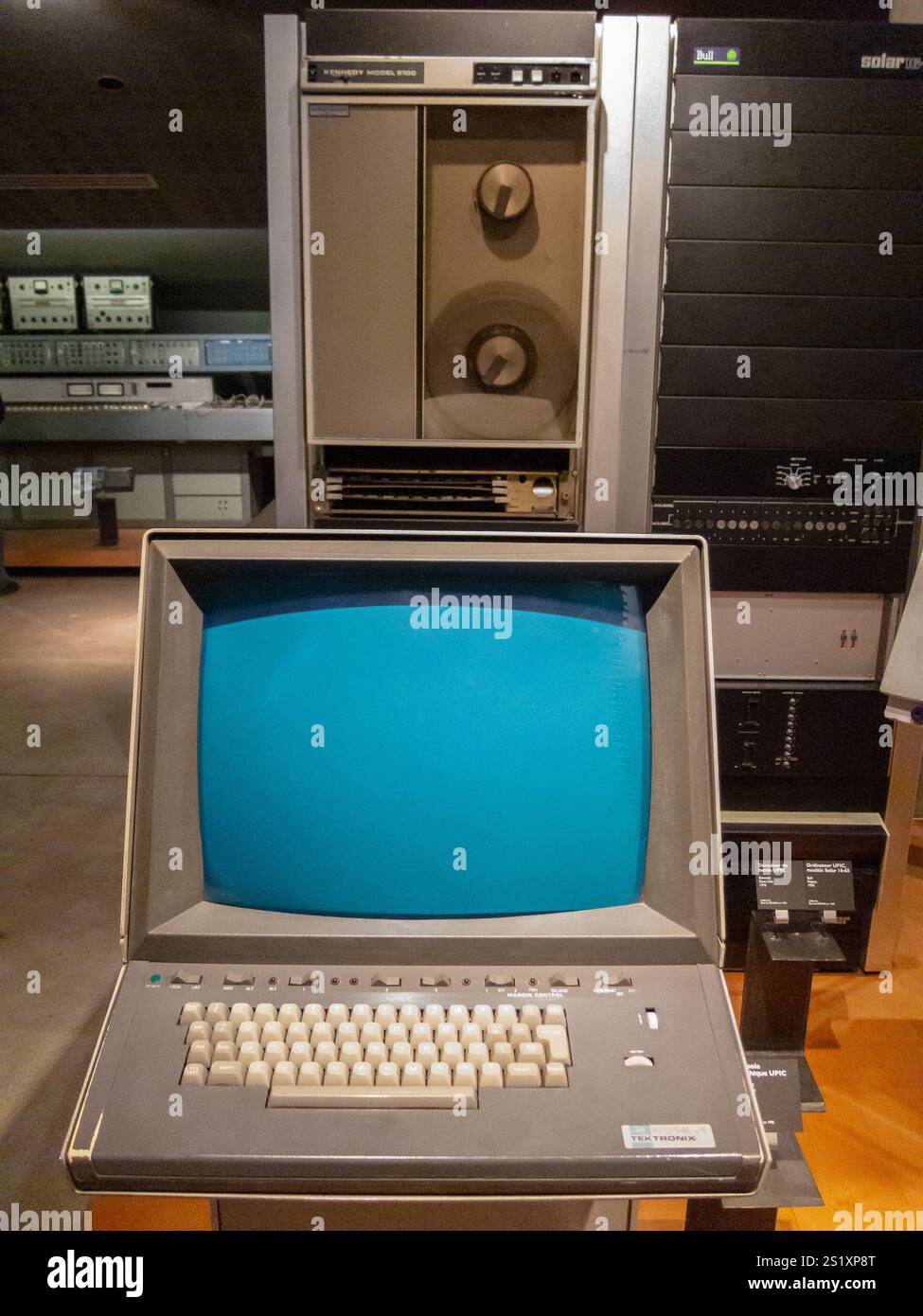 Paris, France, Close Up, « UPIC' 'Textronic' Vintage Old Vintage Computer exposé dans 'Musée de la musique', Musée de la musique, à la Villette, 1975, 'Cité des Sciences et de l'industrie » paris 1970s Banque D'Images