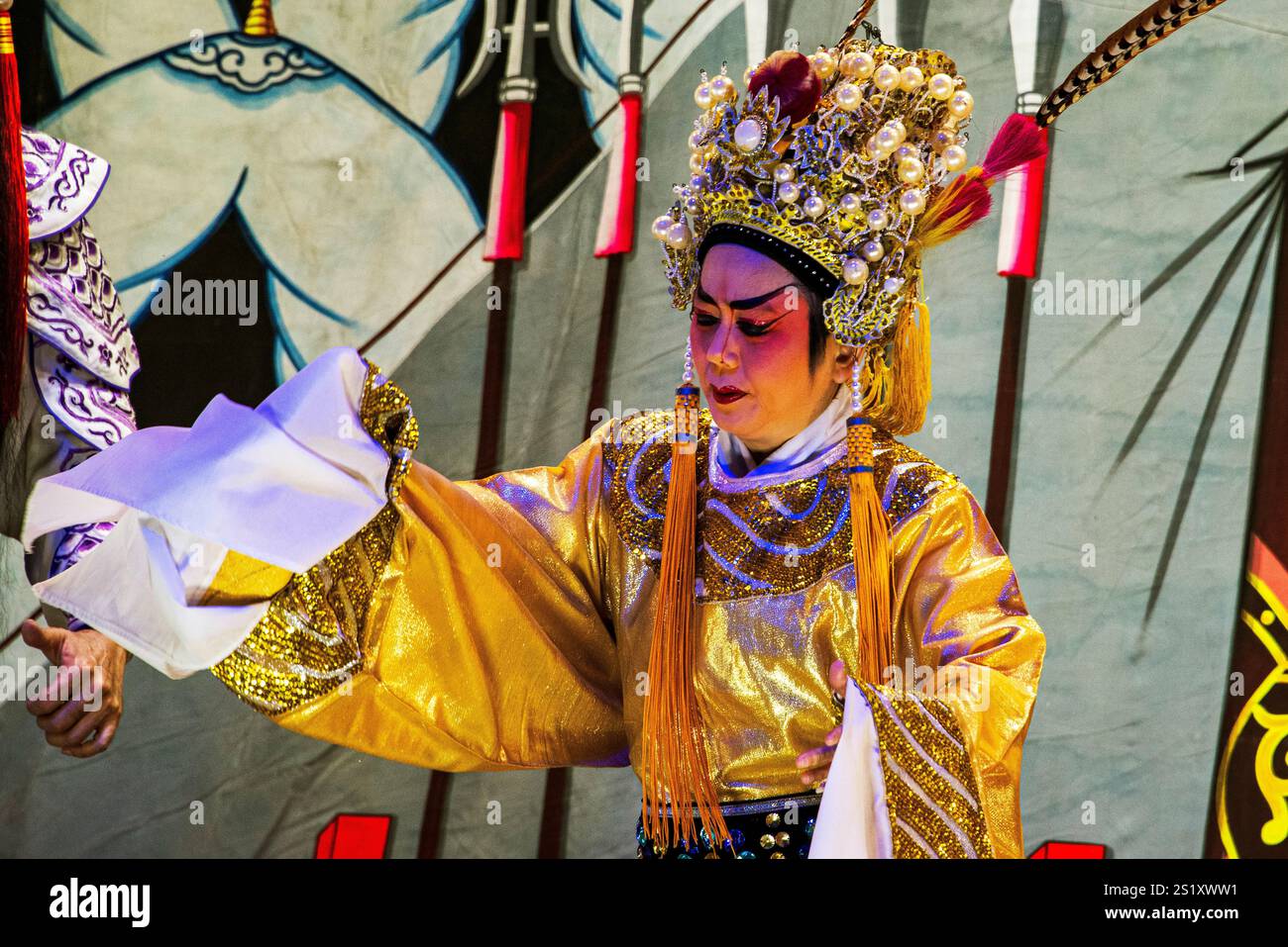 Des artistes d'opéra chinois traditionnels présentant des costumes complexes et des expressions dramatiques lors des célébrations du nouvel an chinois dans le Chinatow de Bangkok Banque D'Images