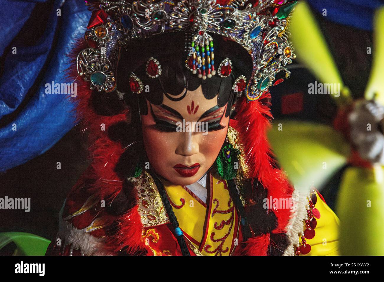 Des artistes d'opéra chinois traditionnels présentant des costumes complexes et des expressions dramatiques lors des célébrations du nouvel an chinois dans le Chinatow de Bangkok Banque D'Images