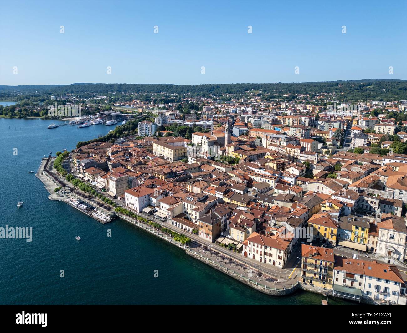 Panorama aérien panoramique d'Arona au lac majeur, Europe. Vacances d'été au célèbre lac idyllique dans le nord de l'Italie. Banque D'Images