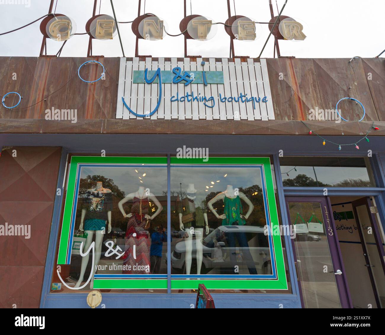 Boutique à prix réduits vendant des vêtements, accessoires et articles pour la maison pour hommes, femmes et enfants. Banque D'Images