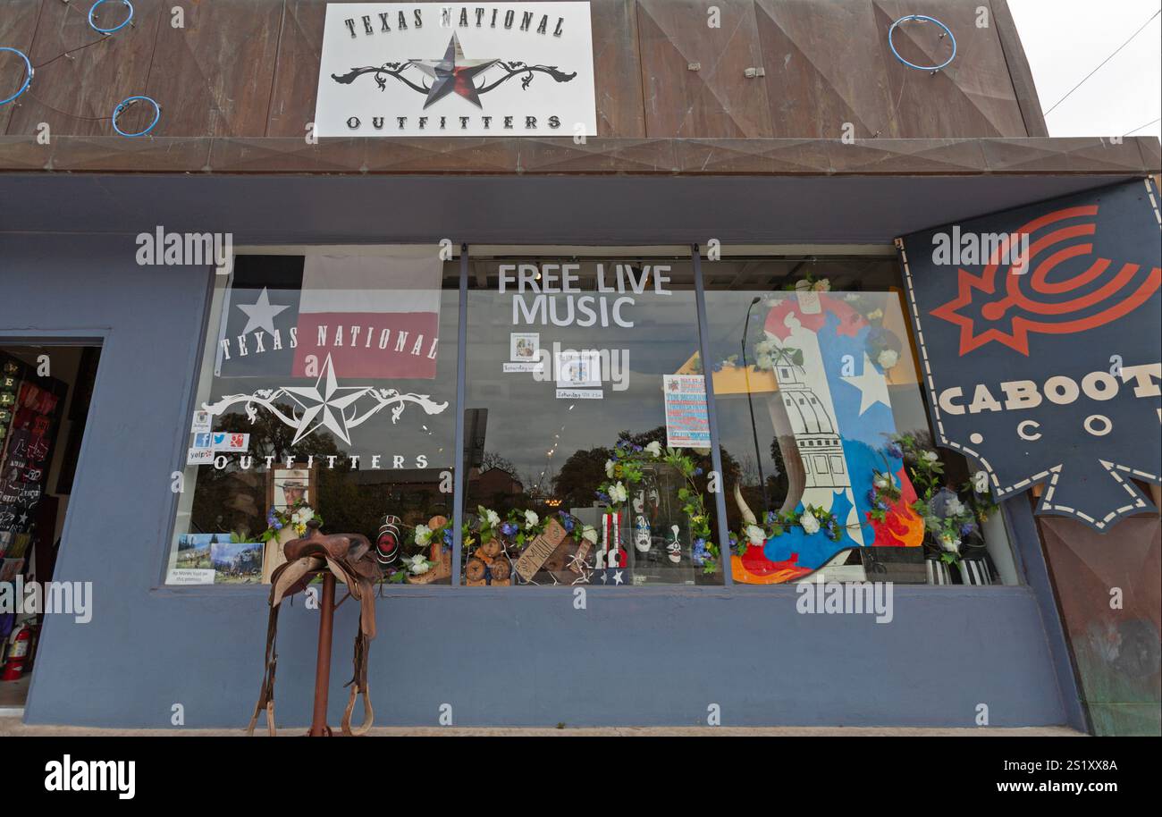 Boutique à prix réduits vendant des vêtements, accessoires et articles pour la maison pour hommes, femmes et enfants. Banque D'Images