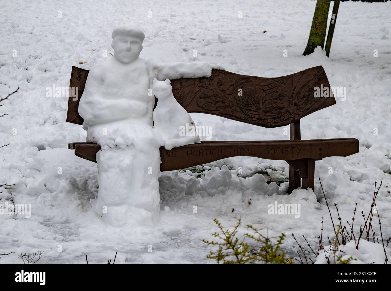 Chipping, Preston, Lancashire, Royaume-Uni. 5 janvier 2025. Un bonhomme de neige impressionnant et chat construit par un résident local à l'extérieur de la salle du village, Chipping, Preston, Lancashire. Crédit : John Eveson/Alamy Live News Banque D'Images