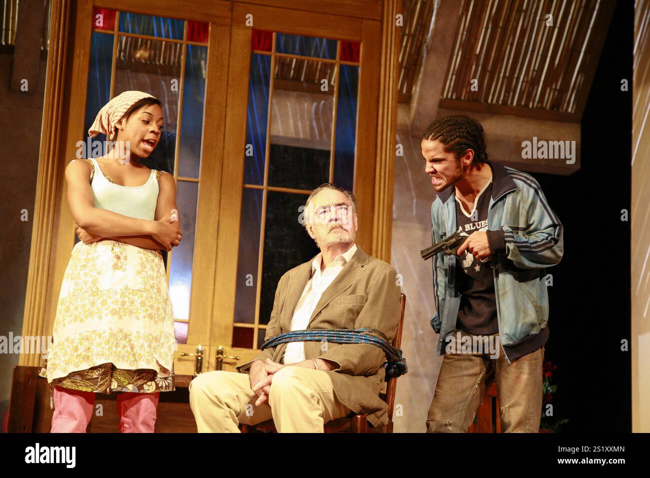 de gauche à droite : Pippa Bennett-Warner (Vicky), Richard Johnson (Lionel), Reece Ritchie (Freddie) dans LA VICTOIRE d'Athol Fugard au Theatre Royal Bath, Angleterre 15/08/2007 design : Paul Farnsworth éclairage : Jason Taylor réalisateur : Cordelia Monsey Banque D'Images