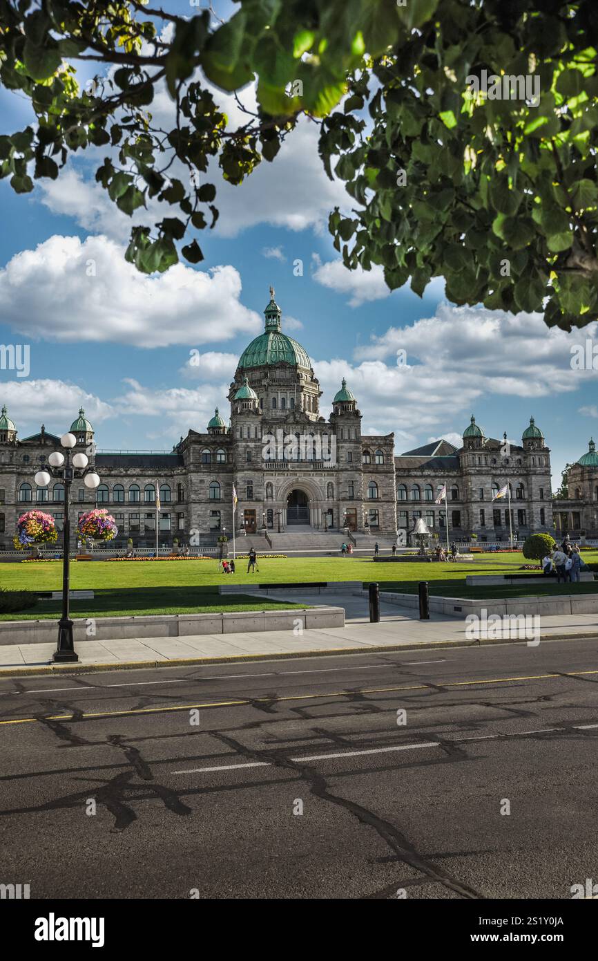 Île Victoria, Colombie-Britannique, Canada. Le port Victoria et les bâtiments du Parlement lors d'une journée ensoleillée d'été. Inner Harbor, destination touristique populaire Wit Banque D'Images