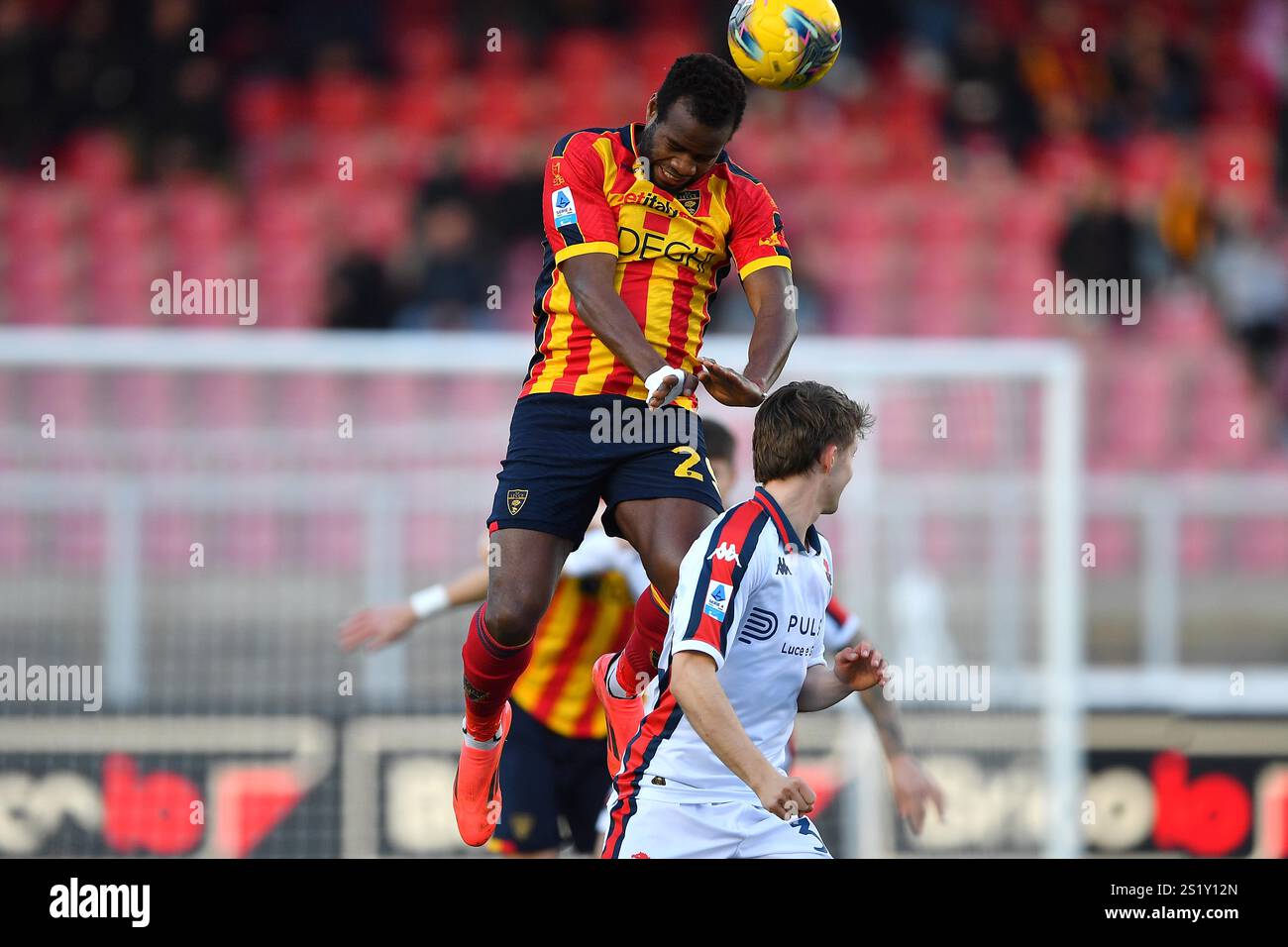 Lecce, Italie. 05 janvier 2025. Lassana Coulibaly (29 US Lecce) et Aarón Mart&#xed;n (3 Gênes CFC), l'arrière gauche de Gênes, en action lors du match de football Serie A Enilive entre l'US Lecce et Gênes FCF au stade via del Mare de Lecce, Italie, dimanche 05 janvier 2025. (Crédit image : &#xa9 ; Giovanni Evangelista/LaPresse) crédit : LaPresse/Alamy Live News Banque D'Images