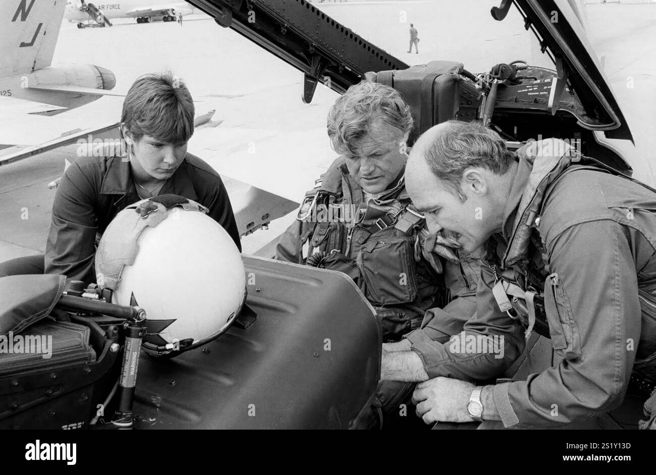 Le sénateur Edward Kennedy, (d-Mass), représentant du Comité des services armés, est assis dans le cockpit à bord d'un avion F/A-18 Hornet du Strike-Fighter Squadron 125 (va-125). Banque D'Images