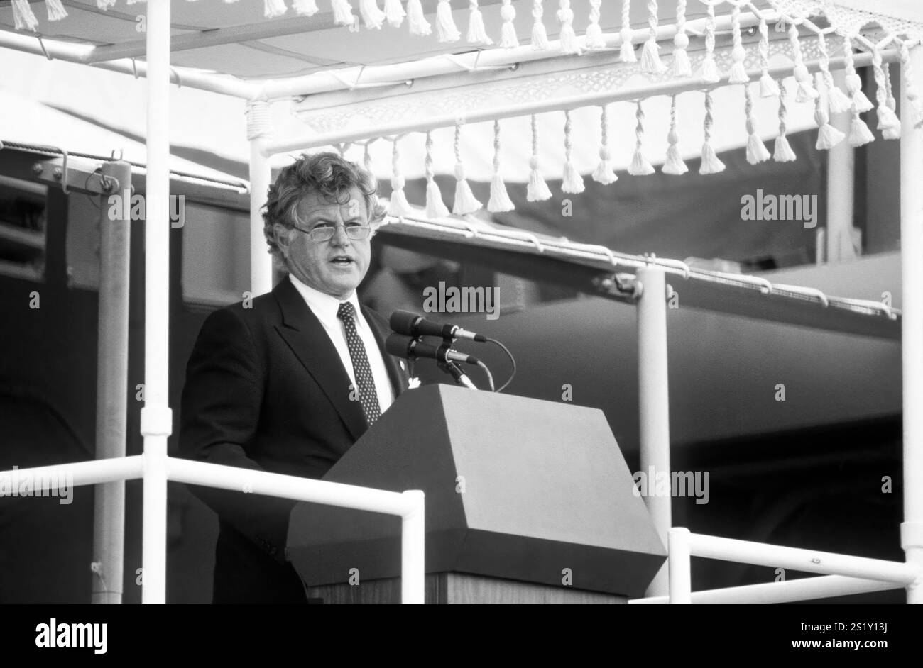 Le sénateur Edward M. Kennedy, démocrate-Massachusetts, prononce le discours principal lors de la mise en service du croiseur à missiles guidés USS BUNKER HILL (CG 52). Banque D'Images