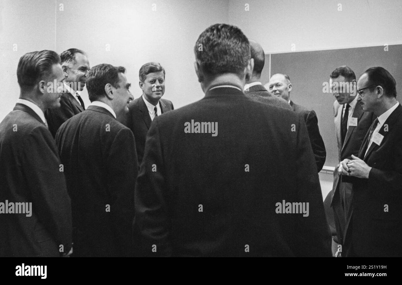 Visite du président John F. Kennedy au Lawrence radiation Laboratory. Président Kennedy discutant avec un groupe dans la salle de briefing, incluant Glenn Seaborg, Edwin McMillan, et Edward Teller (directeur associé de LRL), pris le 23 mars 1962. Série provenant d'un contributeur hors site Banque D'Images