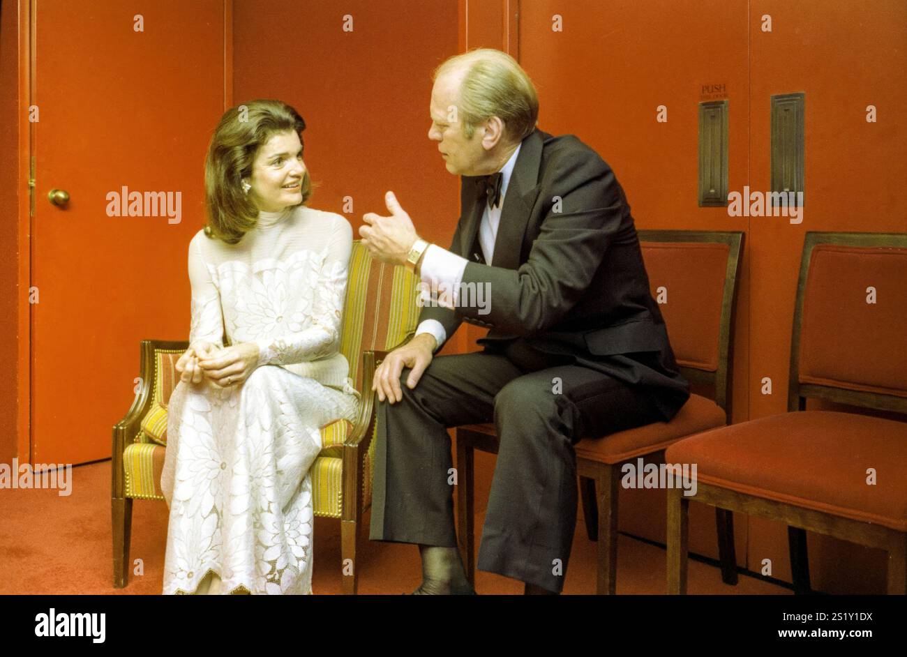 1976, janvier 25 John F. Kennedy Center for the Performing Arts - African Room Washington, DC Gerald R. Ford, Jacqueline Bouvier Kennedy Onassis assis assis, parlant ; vêtements officiels Salut du bicentenaire aux arts de la scène - réception d'entracte ; Premières dames Banque D'Images