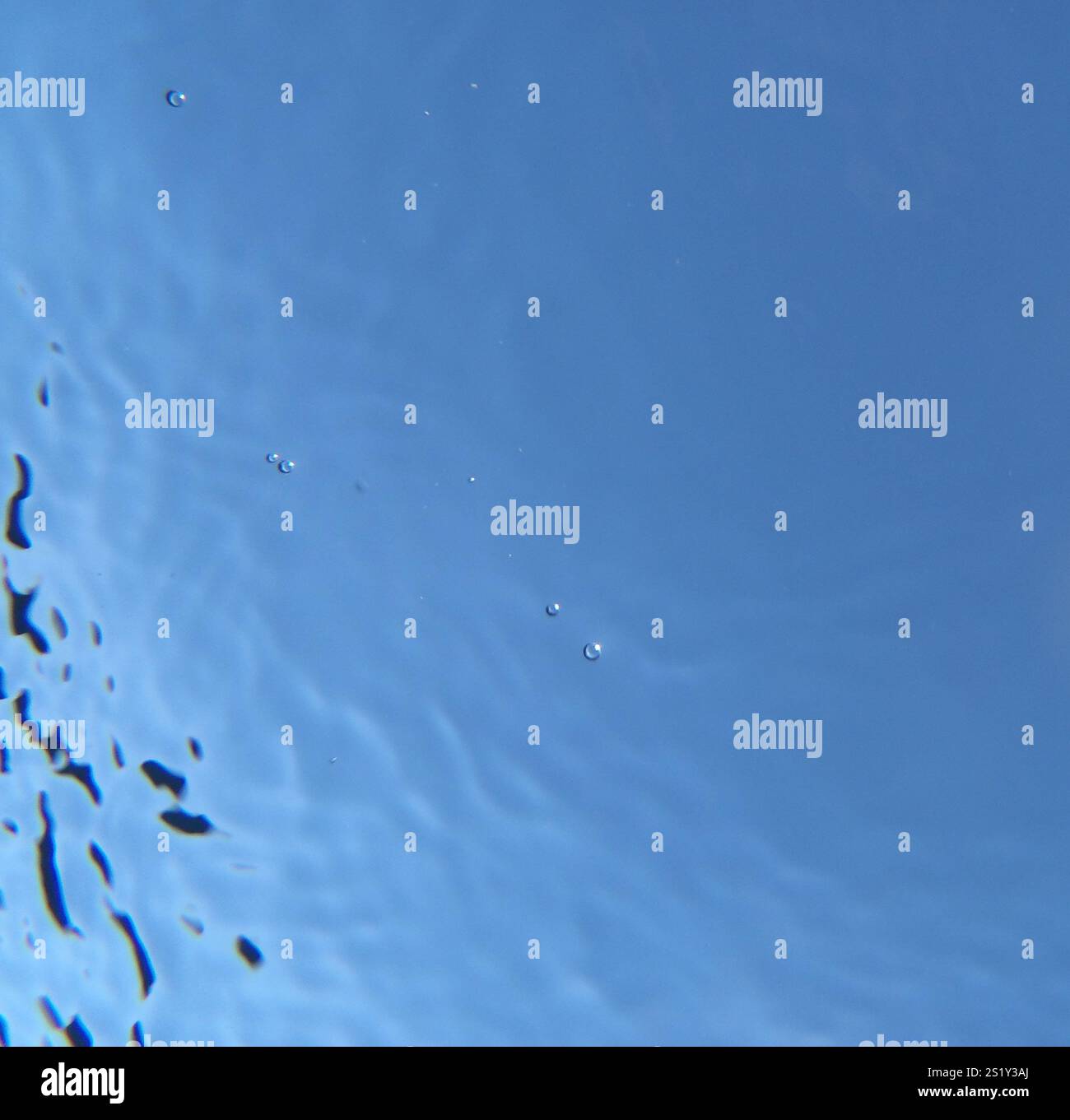 Une photographie de la surface de l'eau - hors de mise au point fond aqueux avec un ciel bleu Banque D'Images