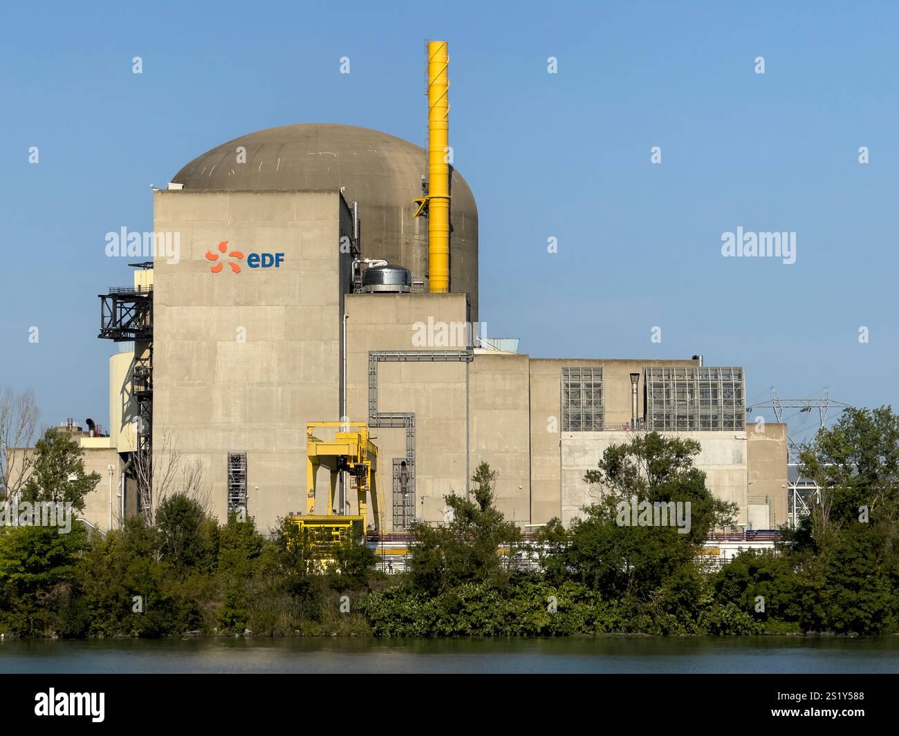 Centrale nucléaire du Rhône EDF à Saint-Maurice-l'exil, France - Image de stock capturée avec un smartphone