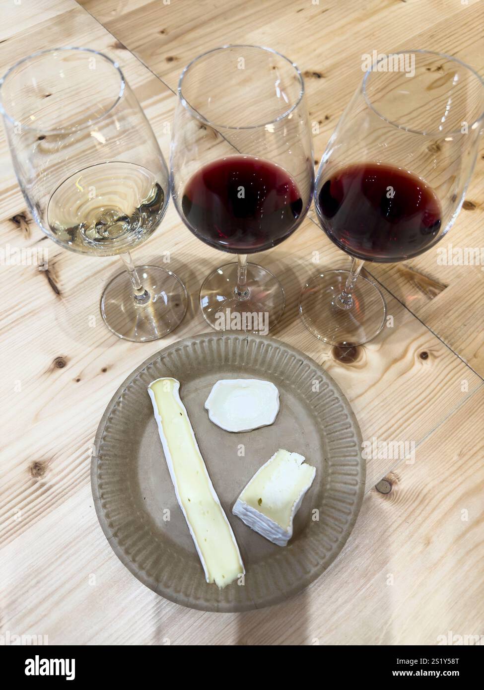 Set de table pour dégustation de vin avec trois types de fromage, Provence, France Banque D'Images