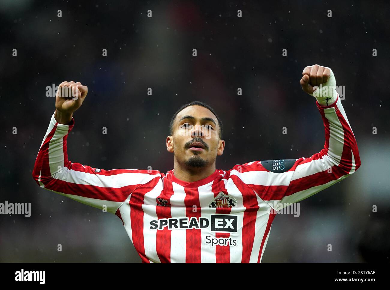 Wilson Isidor de Sunderland célèbre avoir marqué le premier but de son équipe lors du Sky Bet Championship match au Stadium of Light de Sunderland. Date de la photo : dimanche 5 janvier 2025. Banque D'Images