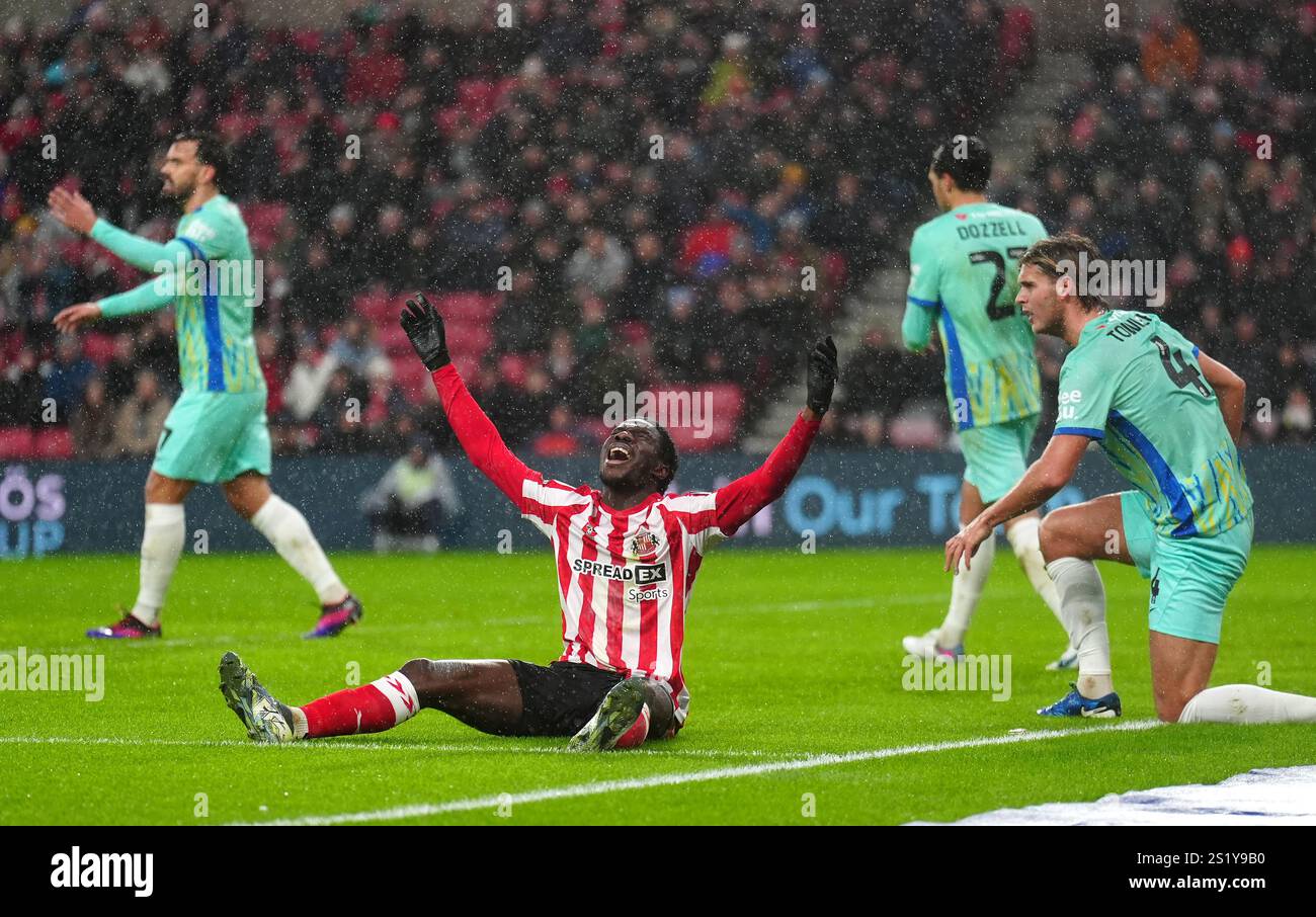 Eliezer Mayenda de Sunderland demande une pénalité lors du Sky Bet Championship match au Stadium of Light, Sunderland. Date de la photo : dimanche 5 janvier 2025. Banque D'Images