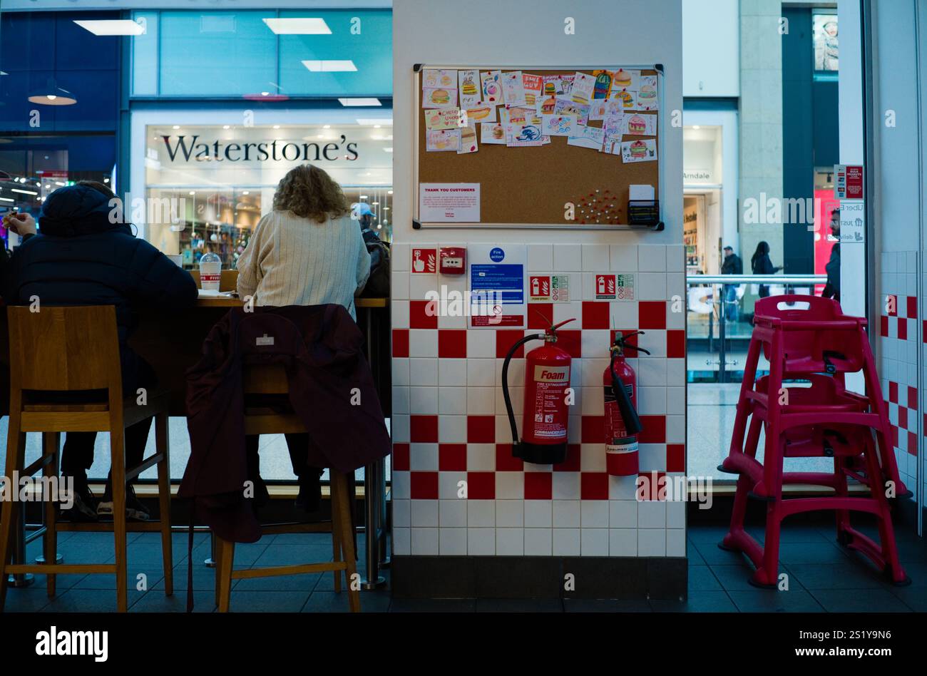 Regardant d'un restaurant de hamburgers Five Guys sur un centre commercial Banque D'Images