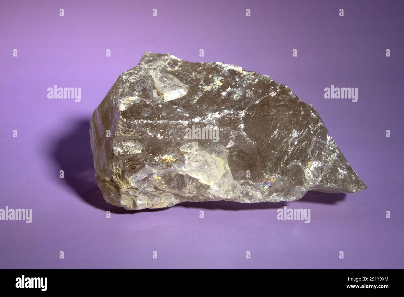 macro photographie de minéral naturel de la collection géologique raw clair pierre de cristal de roche de quartz sur fond violet clair Banque D'Images