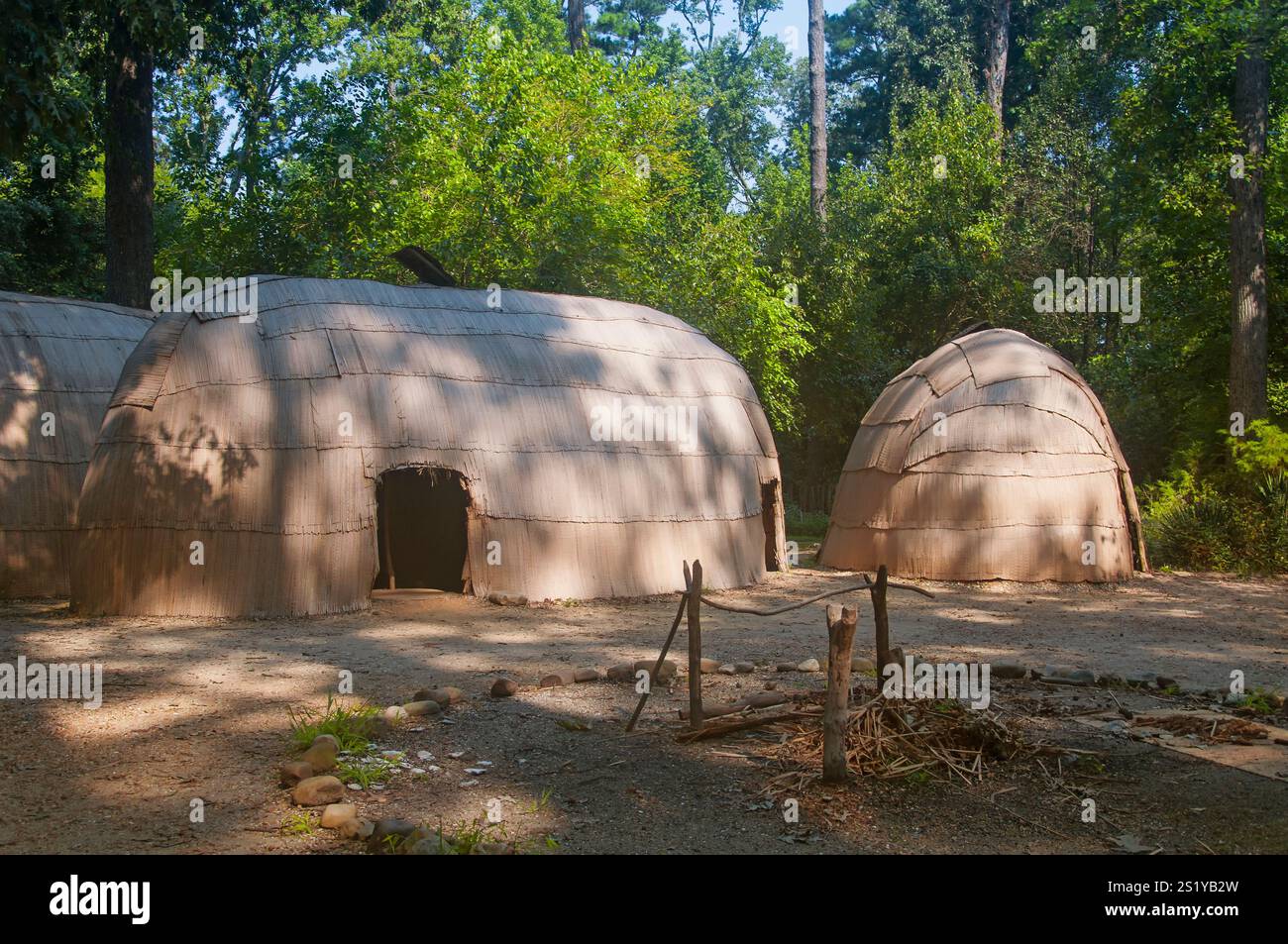 Une recréation de huttes powhatan dans le musée de la colonie de jamestown à Williamsburg en Virginie. Banque D'Images