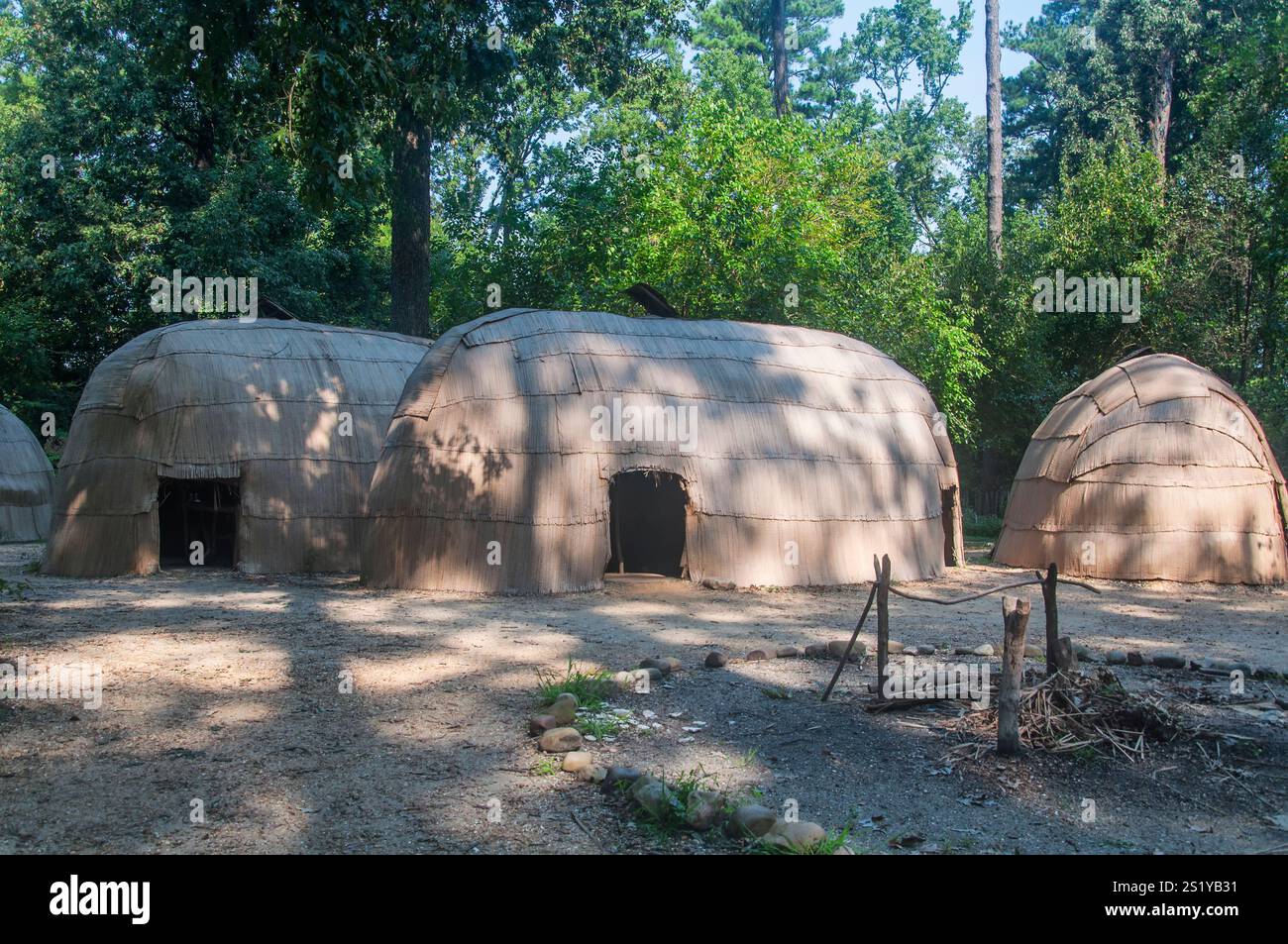 Une recréation de huttes powhatan dans le musée de la colonie de jamestown à Williamsburg en Virginie. Banque D'Images