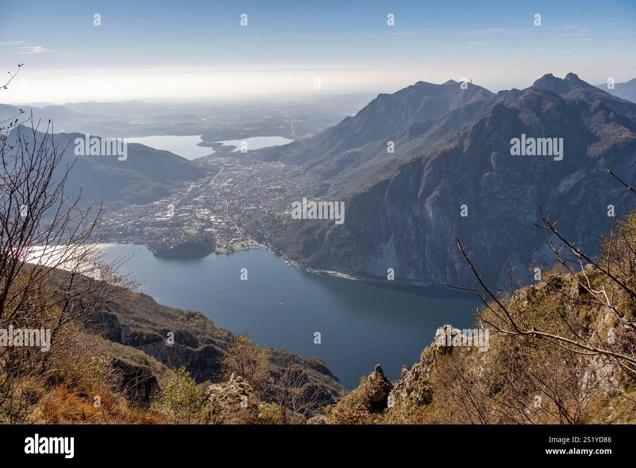 Vue aérienne panoramique des lacs italiens depuis Mountain Summit – paysage panoramique à couper le souffle avec de l'eau pétillante, des collines verdoyantes et un C tranquille Banque D'Images