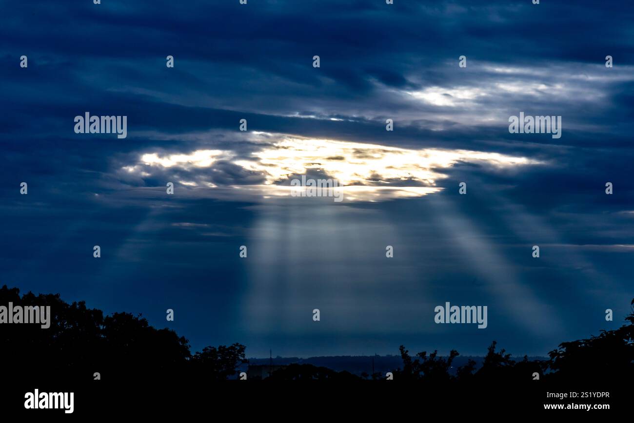 Ciel dramatique avec des rayons de lumière sortant des nuages Banque D'Images