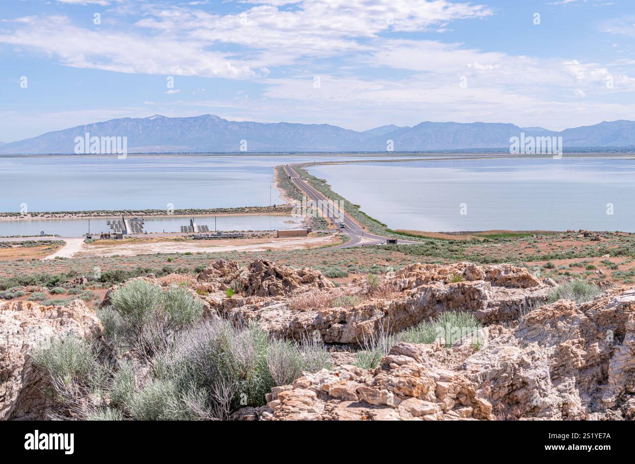 La chaussée d'Antelope Island traverse le Grand Lac Salé et la marina d'Antelope Island depuis Antelope Island, Salt Lake City, Utah, États-Unis Banque D'Images