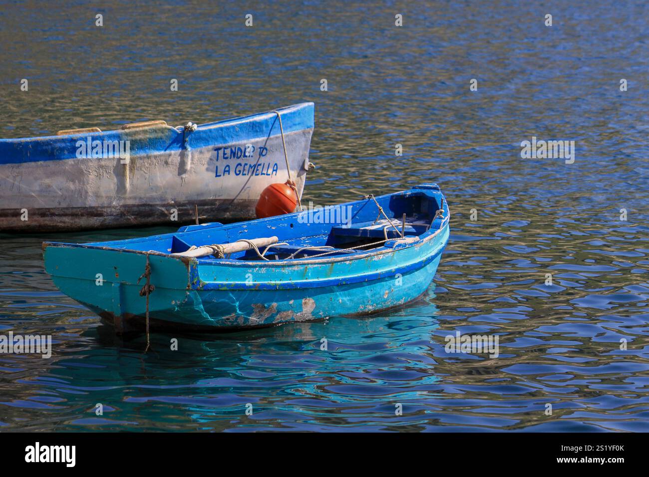 Les deux vieux bateaux avaient l'air très charmants. Les belles couleurs et la peinture écaillée leur ont donné un look spécial. Banque D'Images