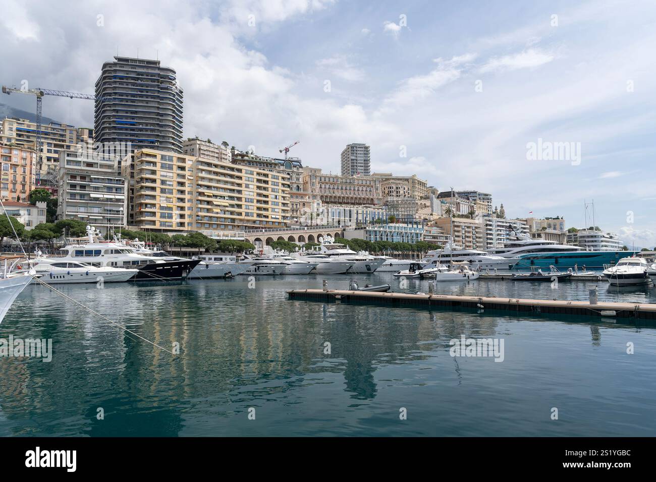 Monte Carlo, Monaco - vue sur Monaco avec le Port Hercule et ses nombreux yachts de luxe et beaucoup de bâtiments modernes en arrière-plan. Banque D'Images