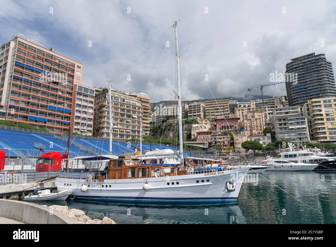 Monte Carlo, Monaco - vue sur Monaco avec le Port Hercule et ses nombreux yachts de luxe et beaucoup de bâtiments modernes en arrière-plan. Banque D'Images