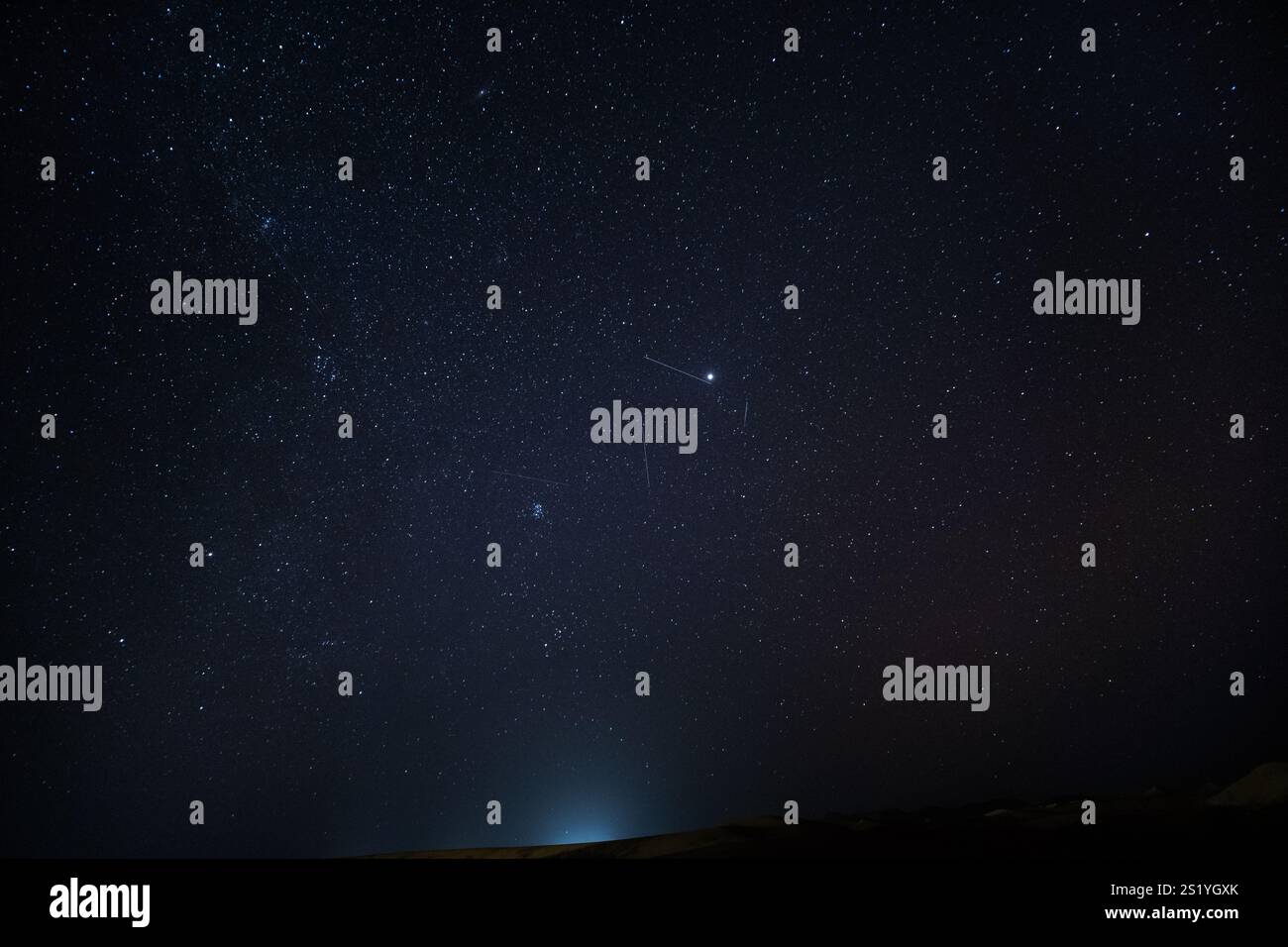 Panorama céleste des étoiles sur les dunes du désert du Sahara. Vous pouvez voir les étoiles briller et plusieurs étoiles filantes avec leur traînée dans le Banque D'Images
