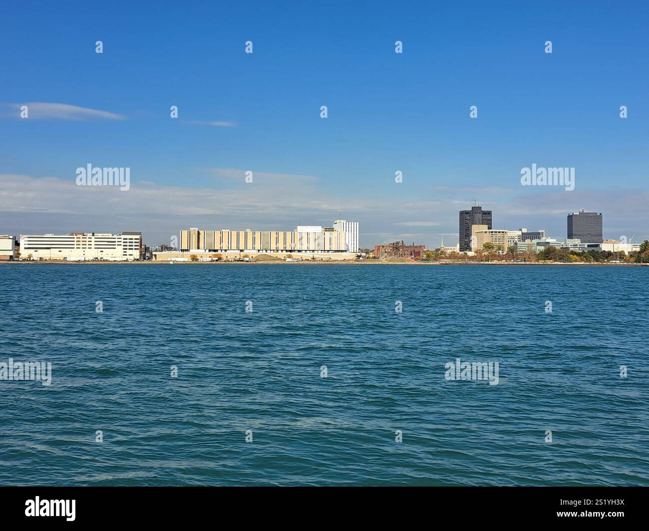 Vue du bureau de poste au centre-ville de Detroit Michigan USA depuis Windsor sculpture Garden Park à Windsor, Ontario, Canada Banque D'Images