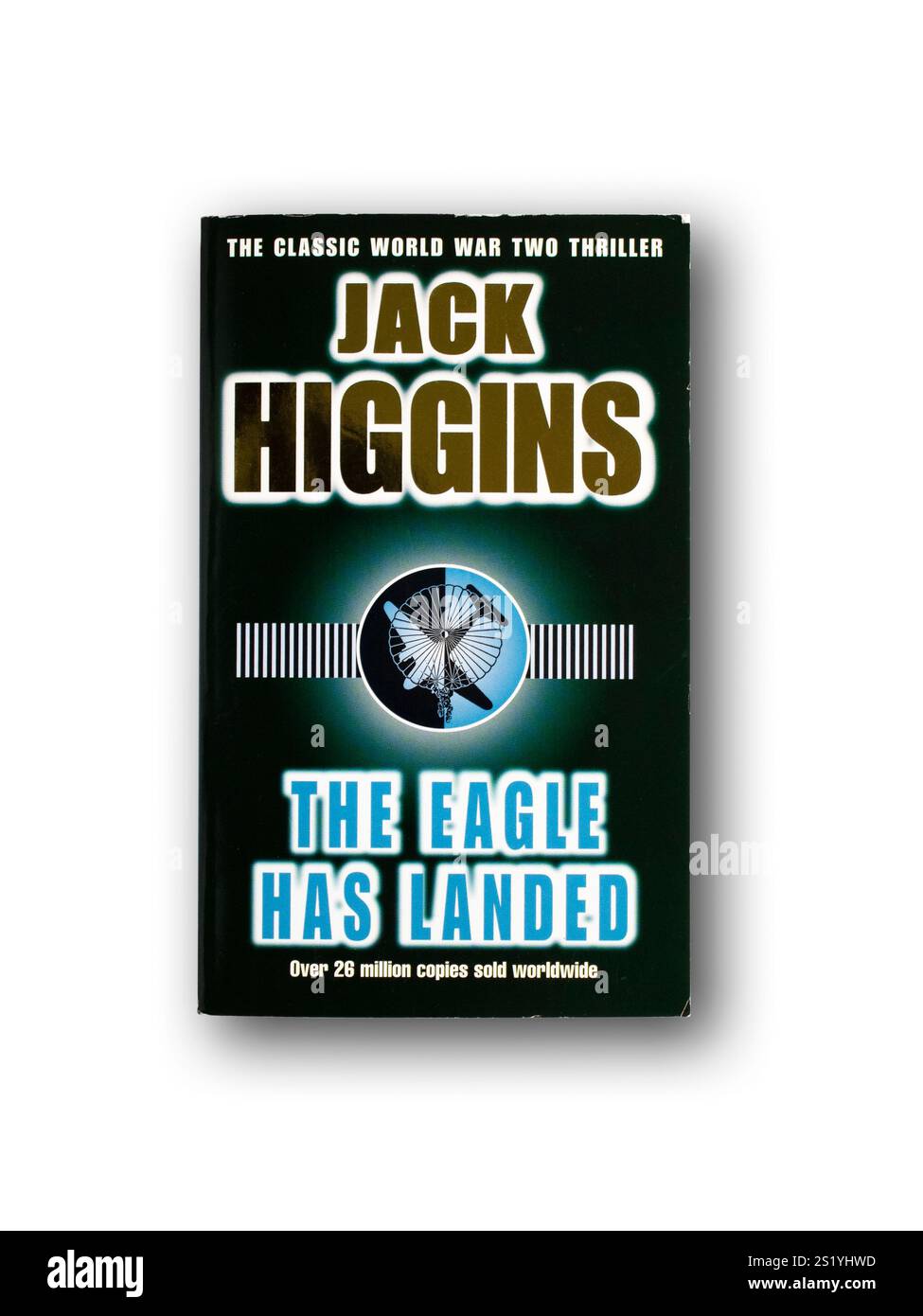 Jack Higgins 'The Eagle Has Landed' livre de poche publié par Penguin (découpe avec fond blanc pur) Banque D'Images