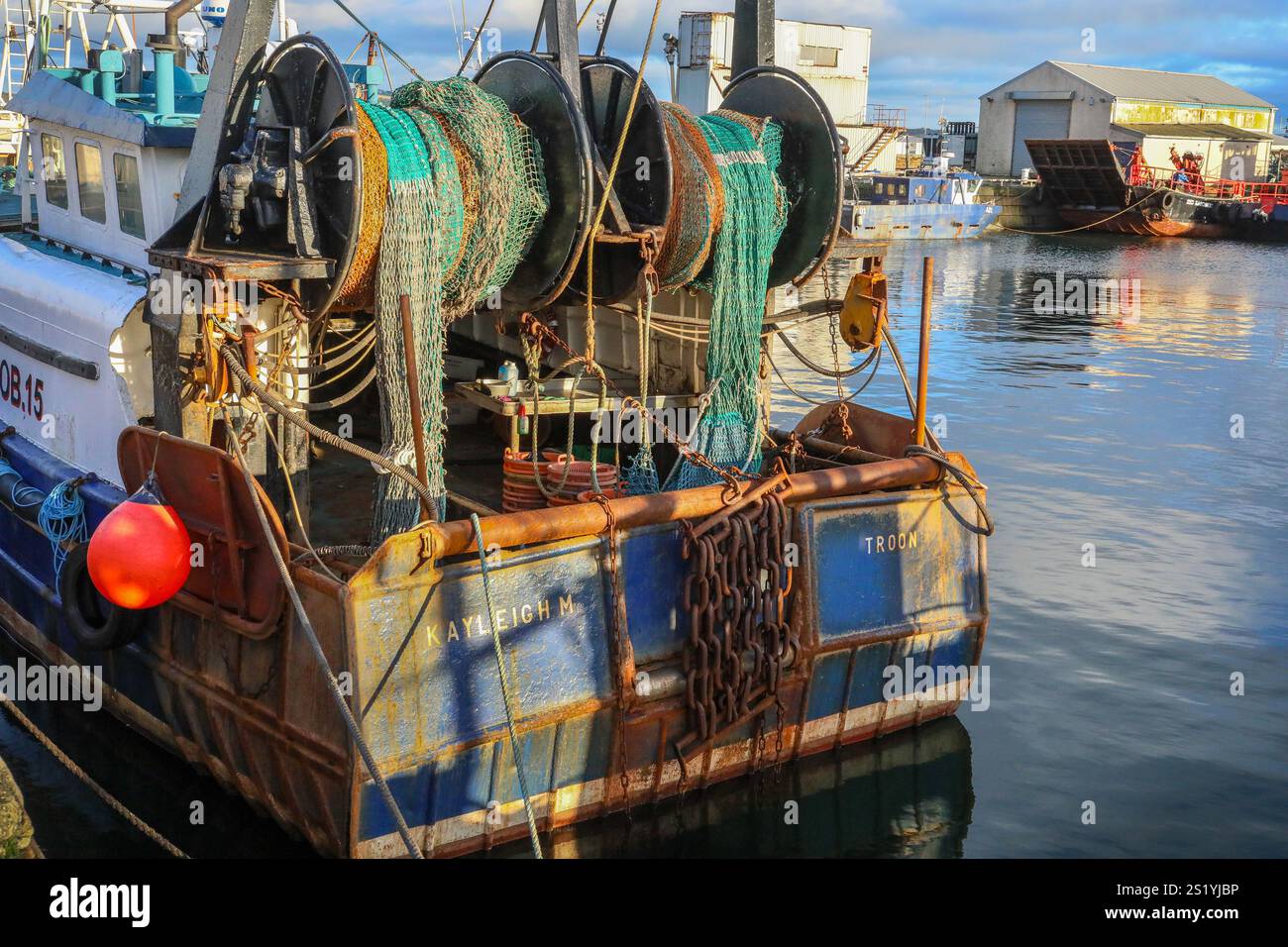 Engins de pêche et filets à l'arrière du navire de pêche à moteur (MFV) Kayleigh M, amarré au port de Troon, Ayrshire, Écosse, Royaume-Uni Banque D'Images