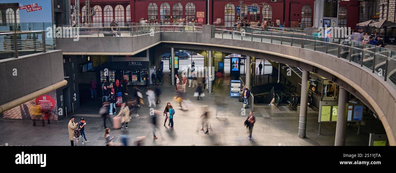 Une photo panoramique de l'atrium principal de la gare centrale d'Anvers Banque D'Images