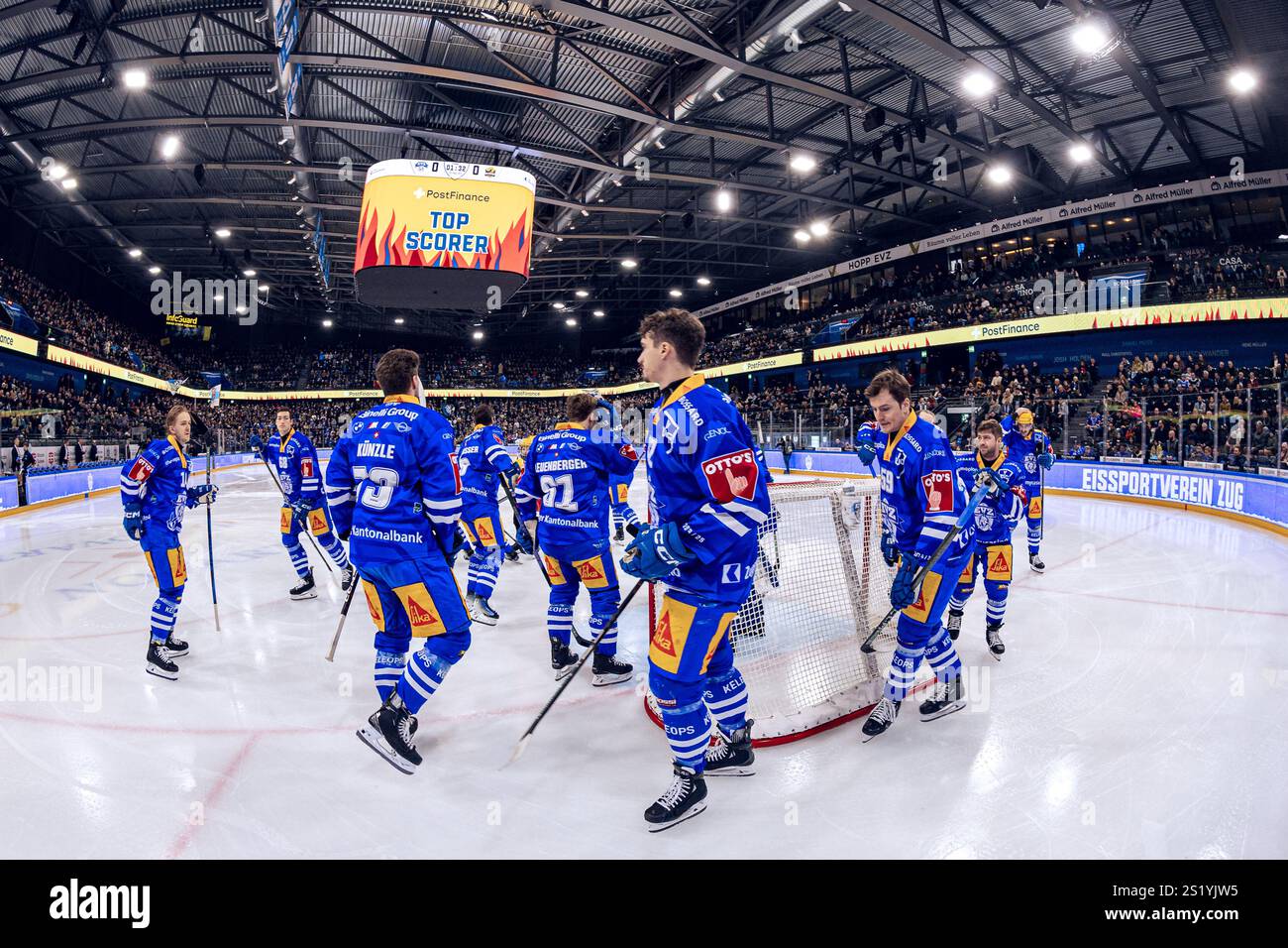 Les joueurs EVZ autour de Tobias Geisser #42 (EV Zug) et Dario Simion #59 (EV Zug) après le caucus - 21.12.2024 - Ligue nationale, saison régulière, Hockey sur glace, Bossard Arena, Zug : EV Zug - HC Ajoie . (Photo de Philipp Hegglin/Just Pictures/Sipa USA) crédit : Sipa US/Alamy Live News Banque D'Images