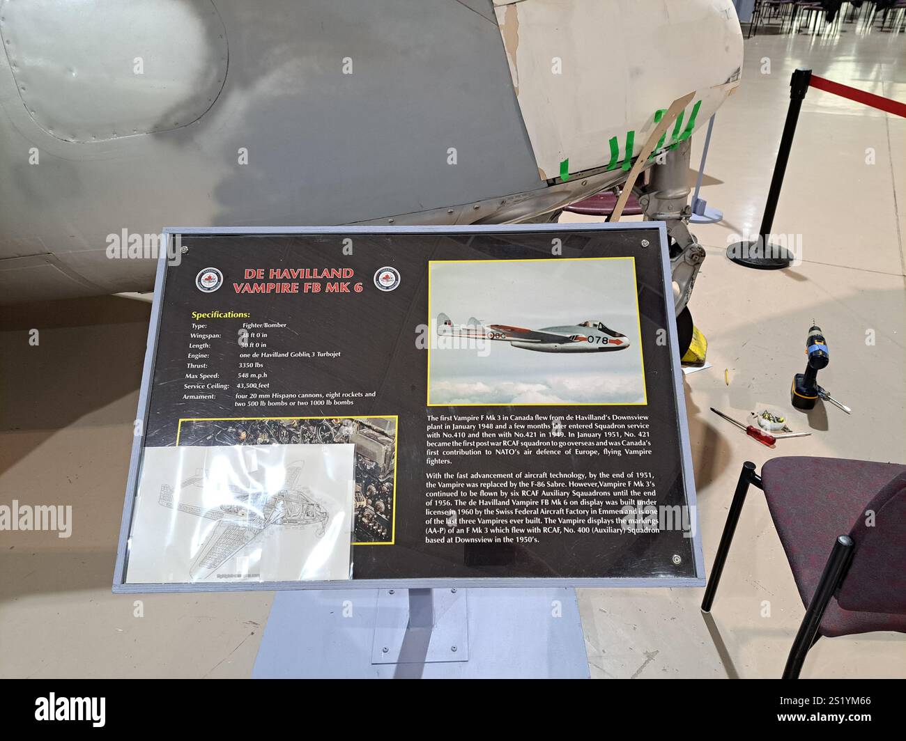 Panneau d'information pour de Havilland Vampire FB MK 6 au Canadian Warplane Heritage Museum sur Airport Road à Mount Hope, Hamilton, Ontario, Canada Banque D'Images