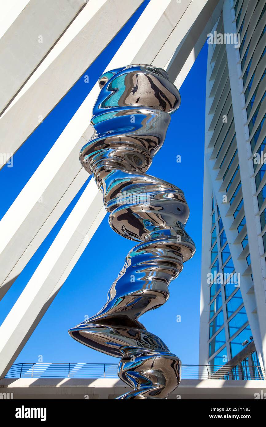 Tony Cragg miroir poli sculpture abstraite par Prince Philip Science Museum dans la Cité des Arts et des Sciences, Valence, Espagne Banque D'Images Tony Cragg miroir poli sculpture abstraite par Prince Philip Science Museum dans la Cité des Arts et des Sciences, Valence, Espagne Banque D'Images
