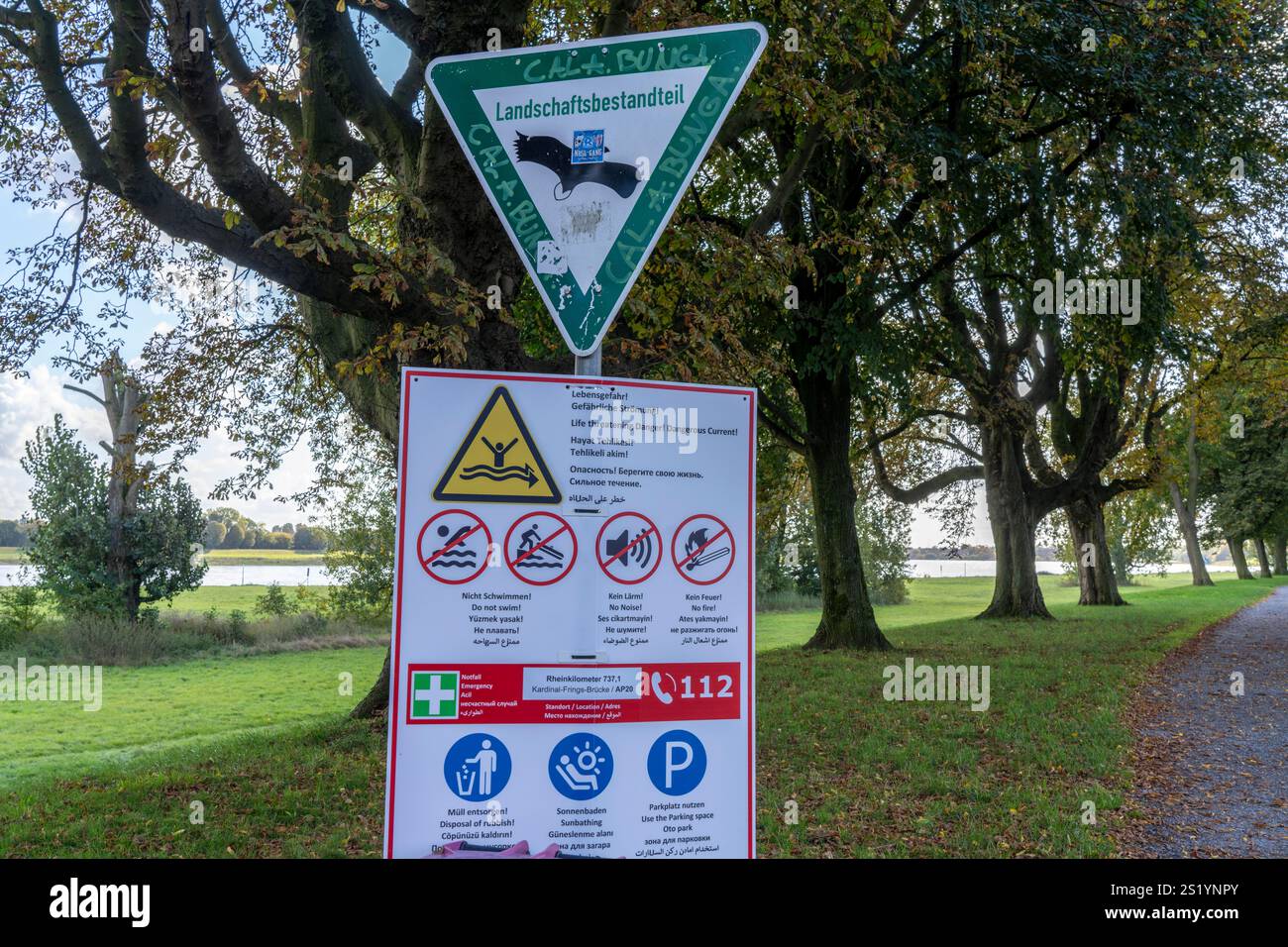 Panneau d'information et d'avertissement au Rheinpark Neuss sur le Rheinallee, informations sur les dangers de la baignade dans le Rhin, règles et interdictions, Banque D'Images Panneau d'information et d'avertissement au Rheinpark Neuss sur le Rheinallee, informations sur les dangers de la baignade dans le Rhin, règles et interdictions, Banque D'Images
