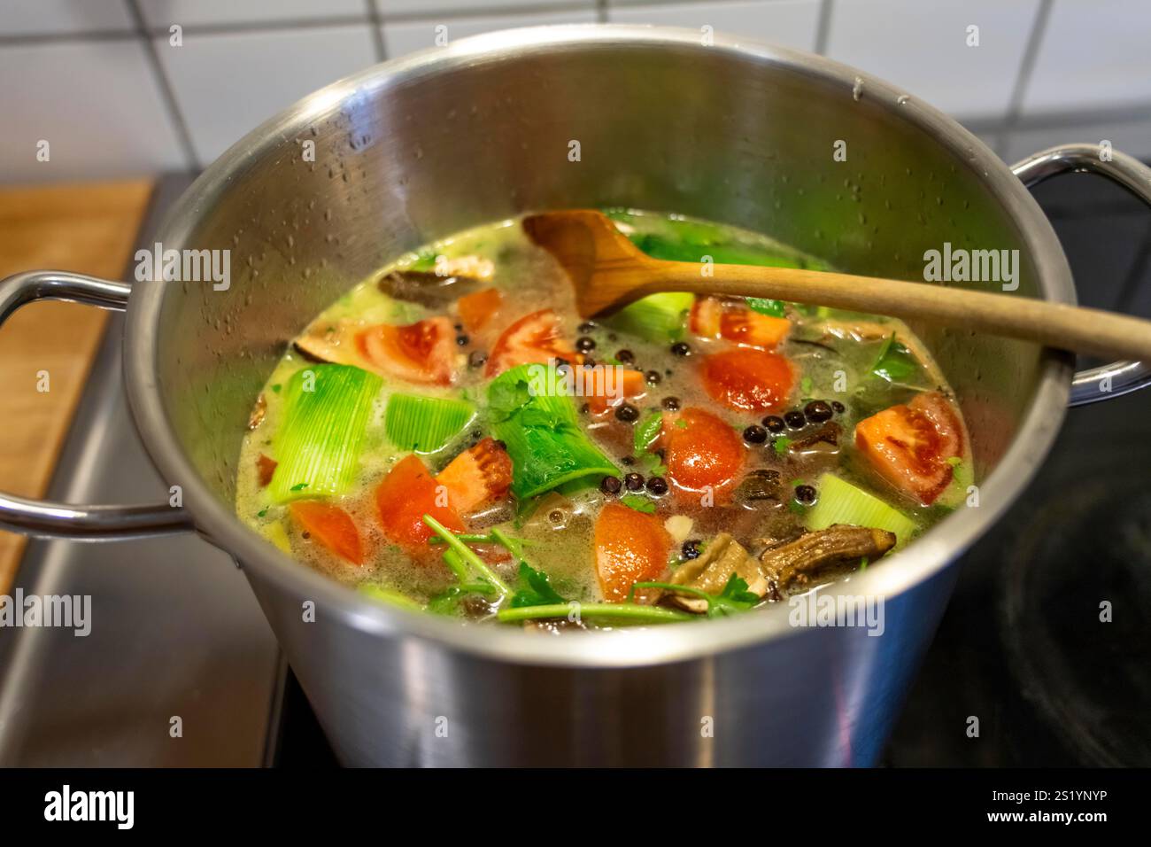 La soupe de légumes ou le bouillon de légumes est cuit, un mélange de différents légumes, herbes et épices est lentement mijoté, puis tamisé, laissant derrière Banque D'Images