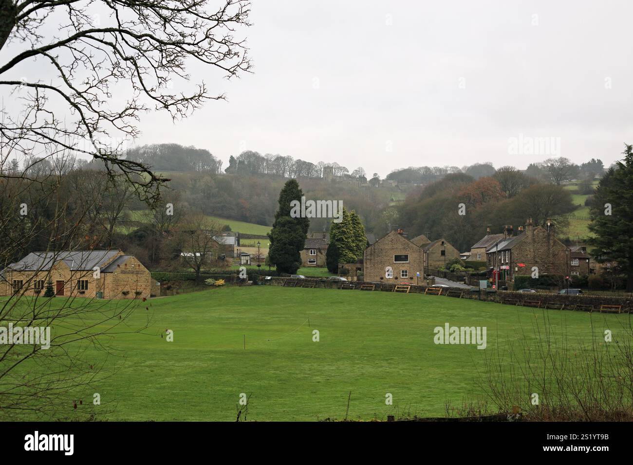 Vue sur le village vert de Mill Lee Road, Low Bradfield, Sheffield, South Yorkshire, Angleterre Banque D'Images