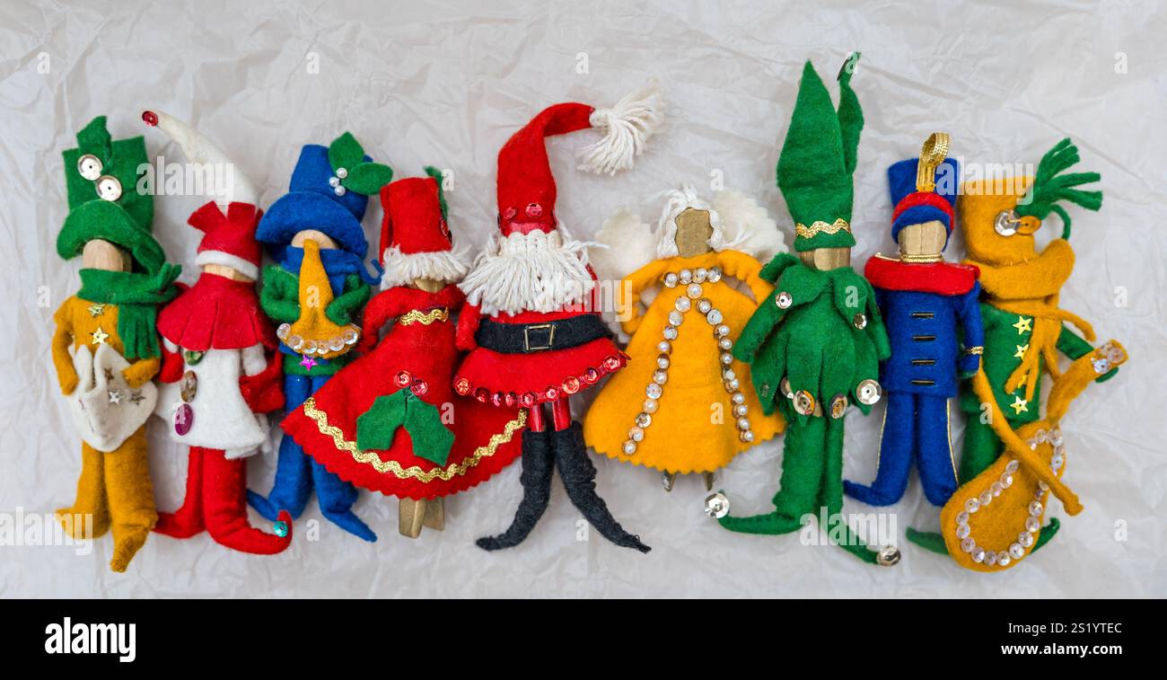 Vintage PEG poupée figures personnages de Noël faits de feutre et de pinces à vêtements : Père Noël, Mme Claus, ange, bouffons, chanteur de carol et musiciens Banque D'Images